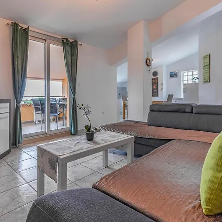 Nice Apartment In Pula With Kitchen *