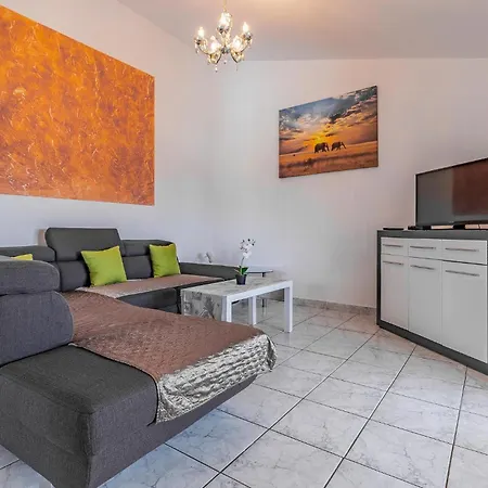 Nice Apartment In Pula With Kitchen Пула