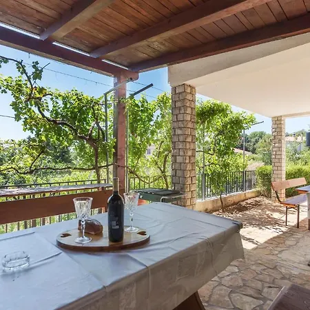 Nice Apartment In Pula With Kitchen Apartman