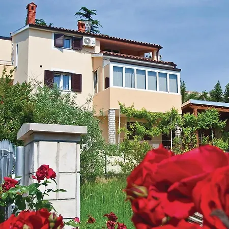 Nice Apartment In Pula With Kitchen Pula