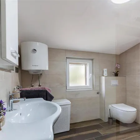 Nice Apartment In Pula With Kitchen Apartman