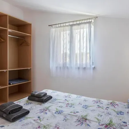 Nice Apartment In Pula With Kitchen Pula